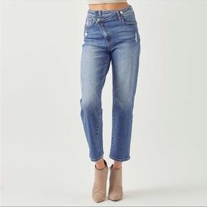 Risen crossover jeans